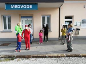 08 Pravljični potep s Suzano in knjižnico, gremo otroci z vlakom v Ljubljano